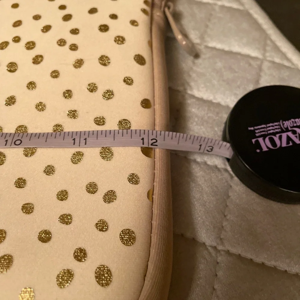 Laptop or tablet bag cream with gold polka dots